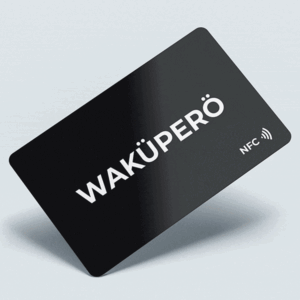 Tarjeta inteligente Wakupero con diseño predefinido, tecnología NFC integrada y código QR dinámico para compartir información de manera eficiente.